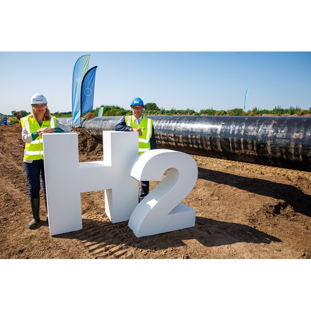 Pascal De Buck and Kadri Simson visit gas-hydrogen pipeline construction site